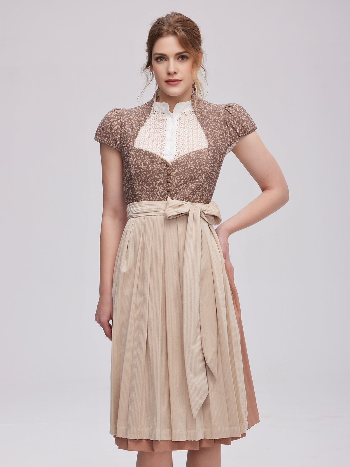 Elegantes braunes Dirndl mit passendem Dekolleté