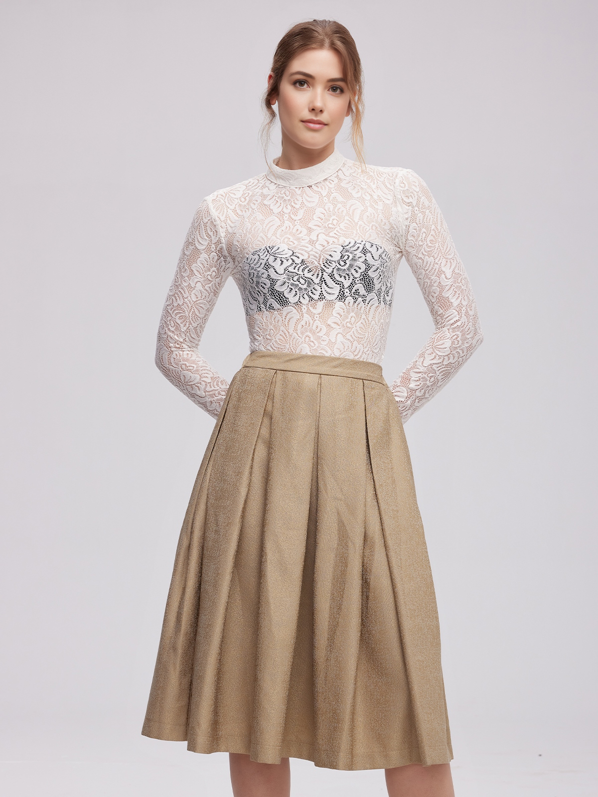 Elegante weiße Bluse zu einem schwarzen Dirndl