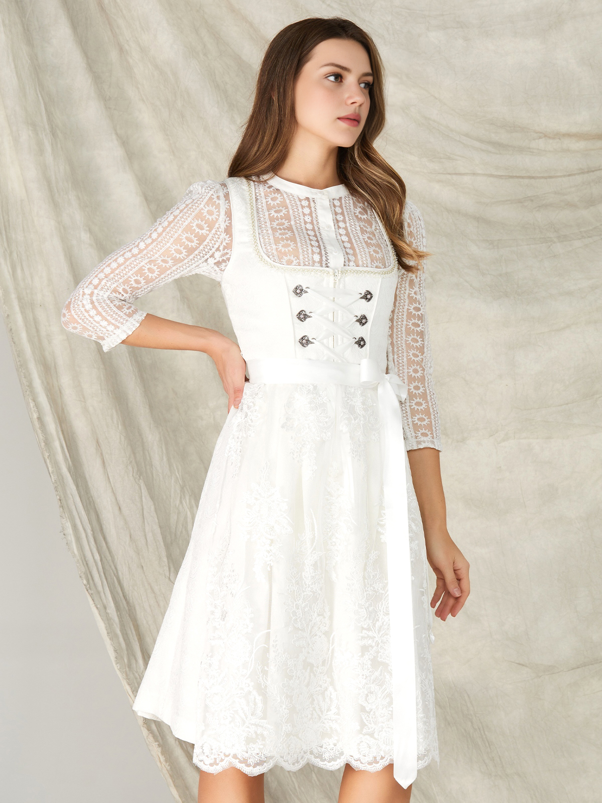 Traditionelles weißes Dirndl mit modernen Details