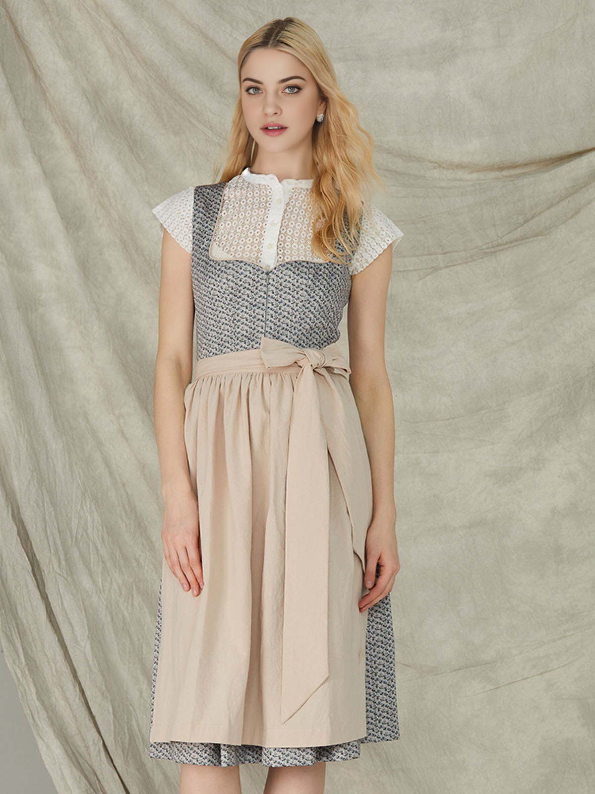 Dirndl in Blau mit perfekter Passform