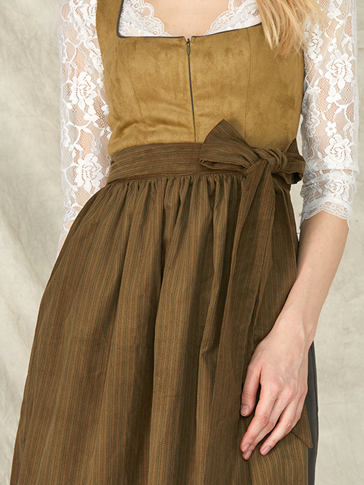 Modernes dunkelgrünes Dirndl