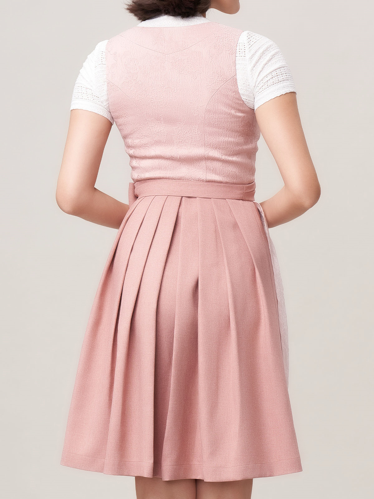 Dirndl Mini in Rosa – feminin und modern