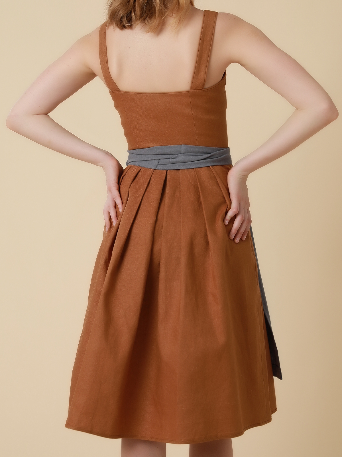 Modernes Dirndl in Gelb – perfekt für den urbanen Stil