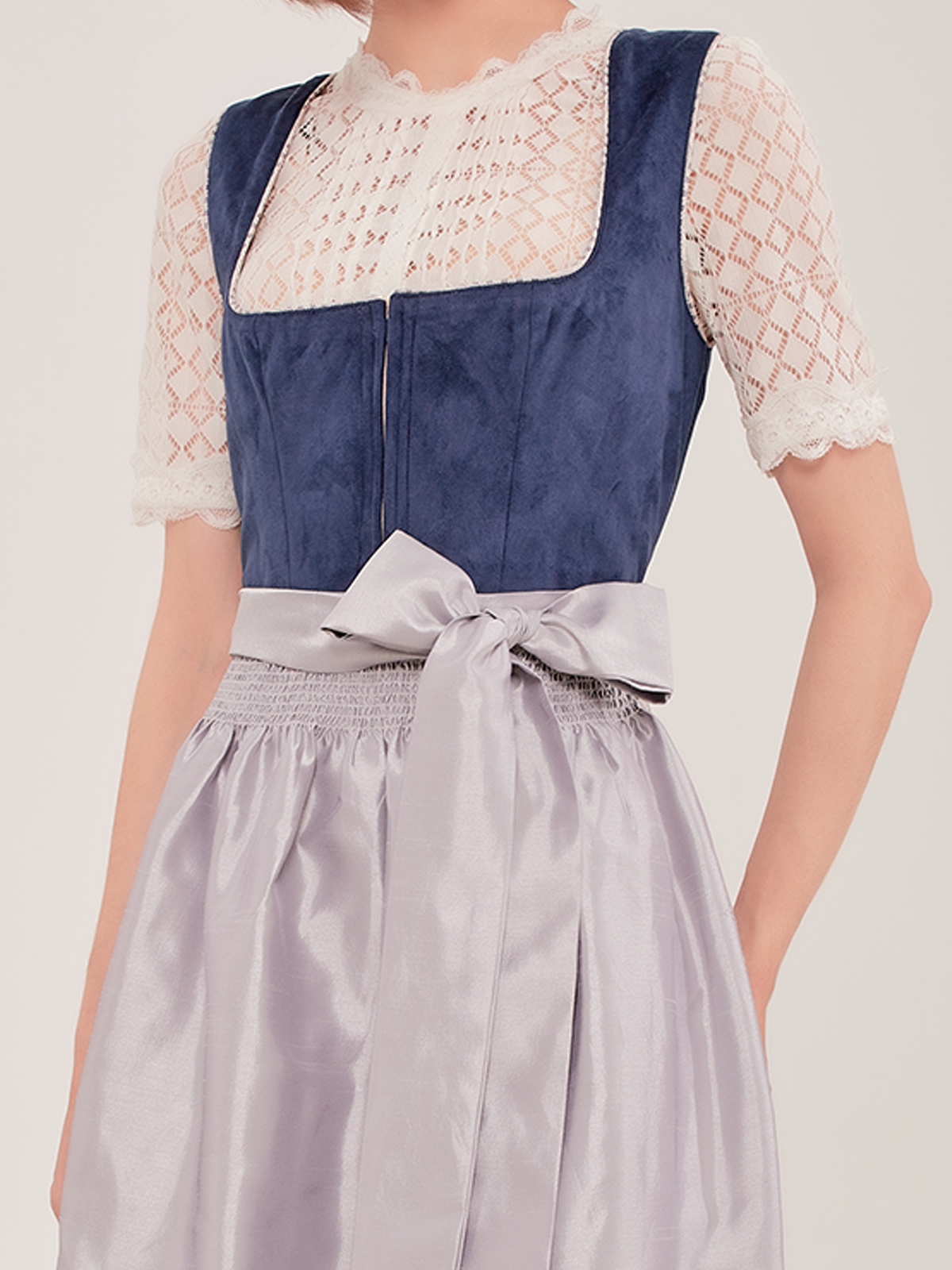 Dirndl Blau Hochgeschlossen – Eleganz und Tradition vereint