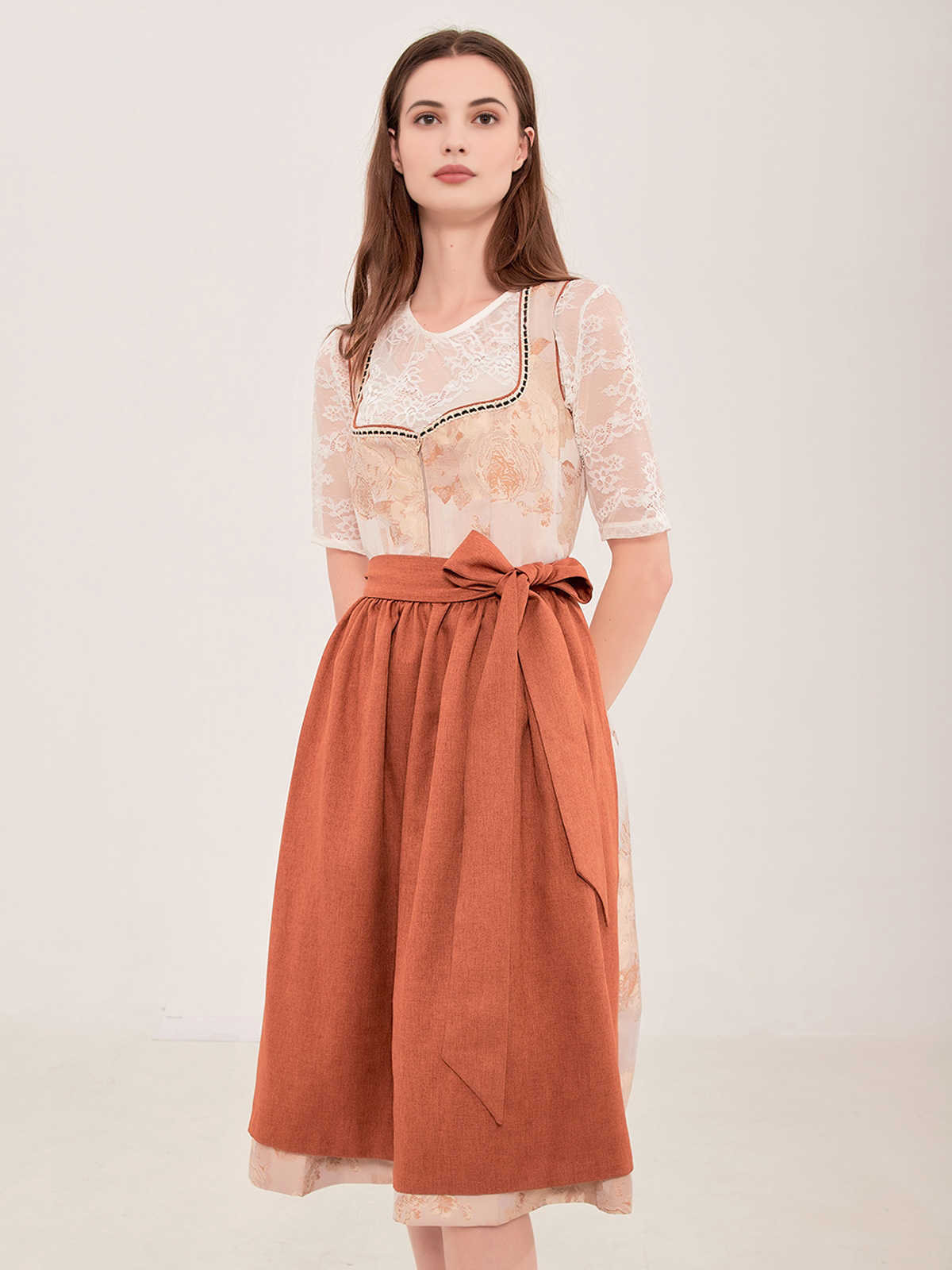 Modernes Dirndl in samtrot – elegant und vielseitig