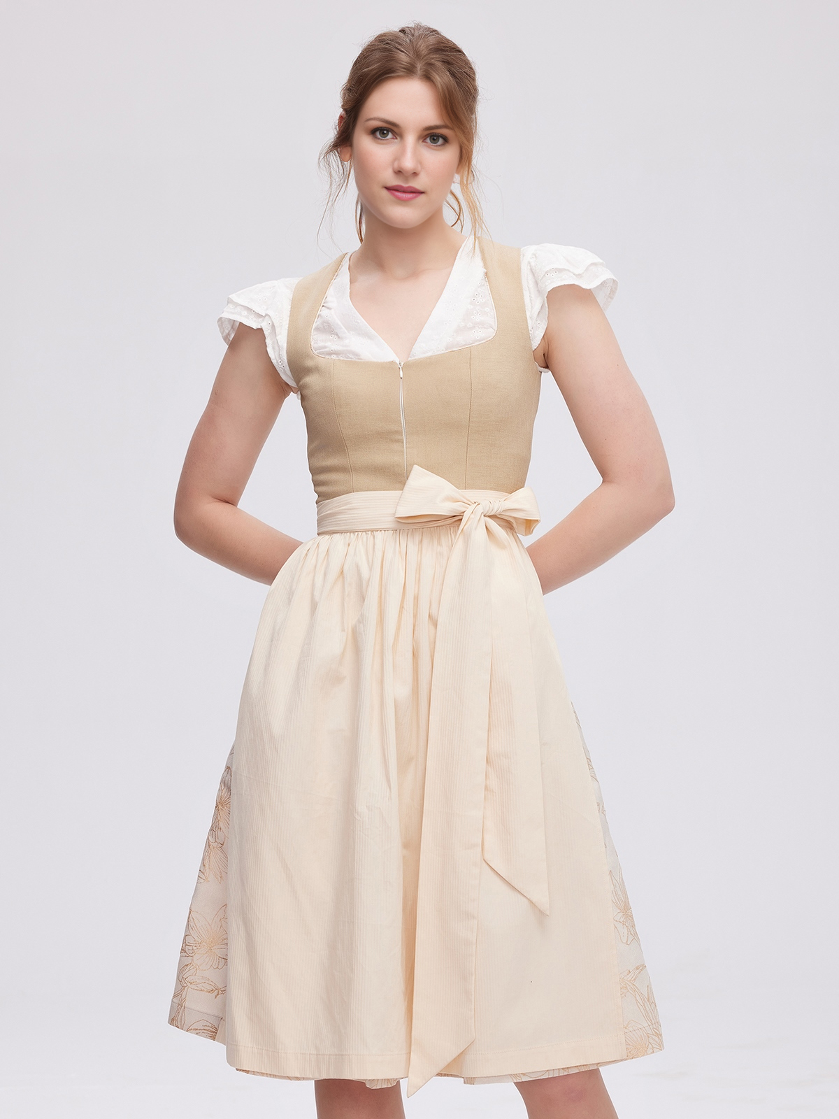 Modernes Dirndl mit großem Ausschnitt