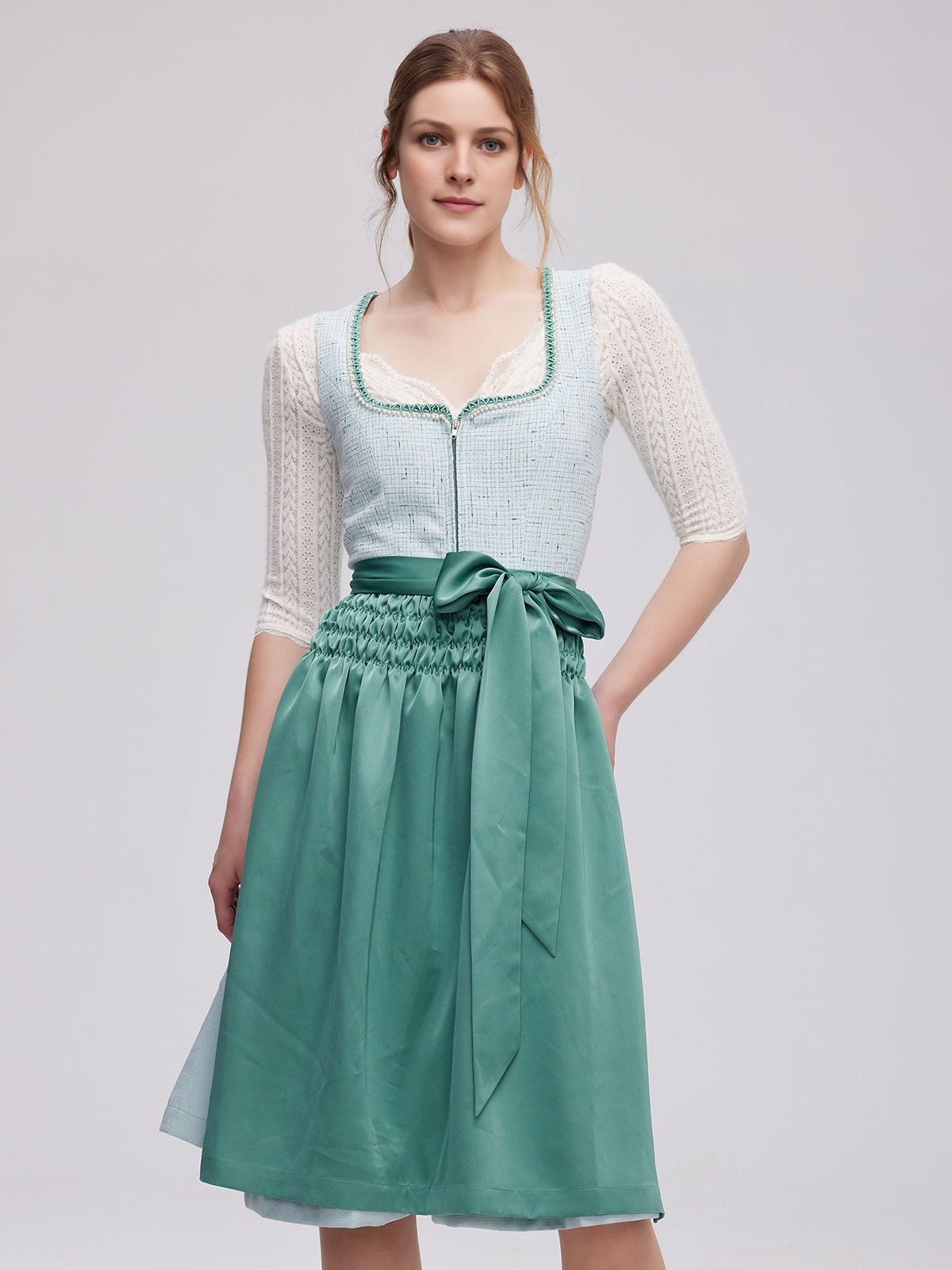 Dirndl Eisblau in Grün – ein verwandter Look für Naturliebhaber