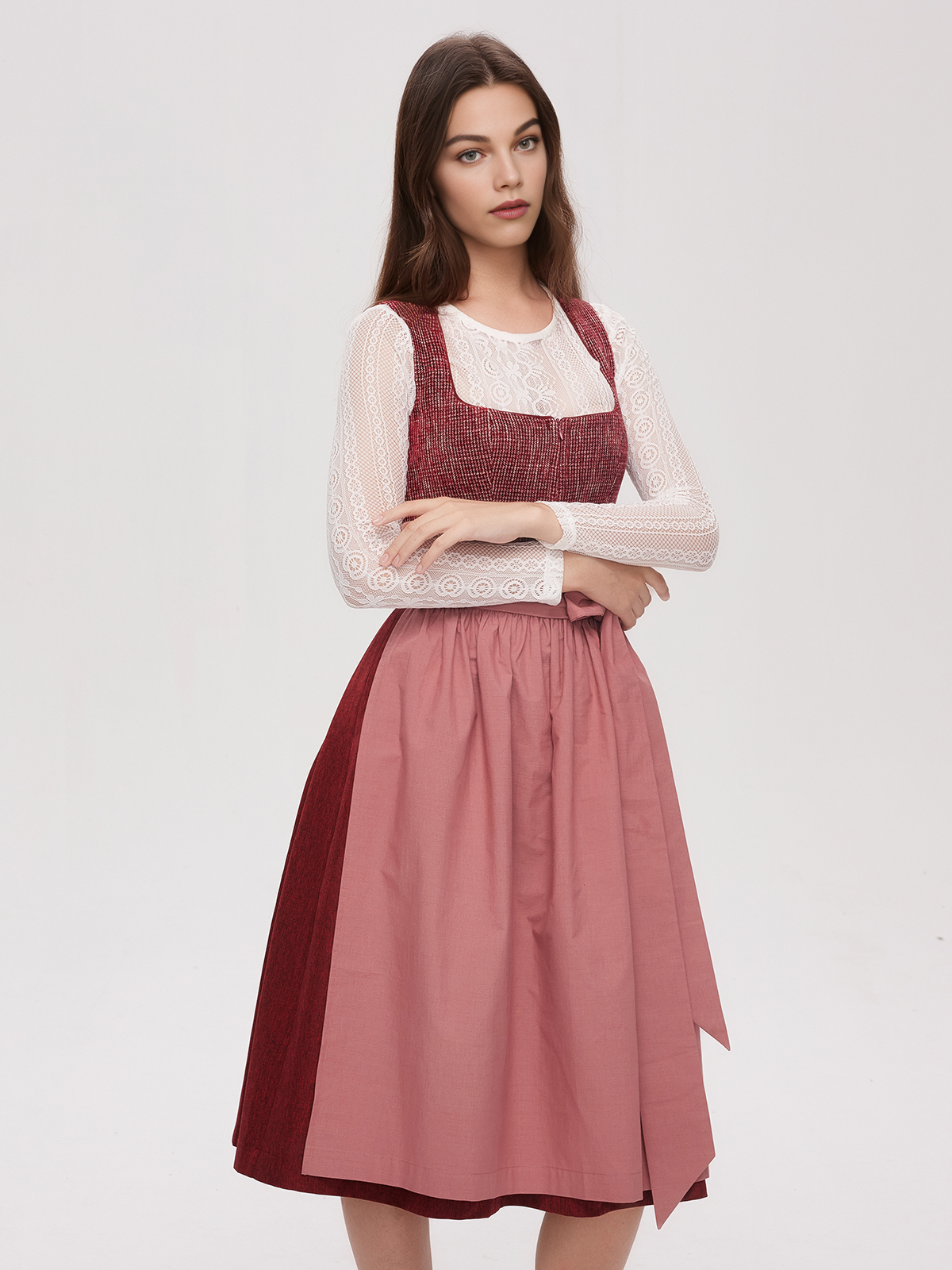 Modernes Dirndl in Rot – perfekt für stilvolle Anlässe