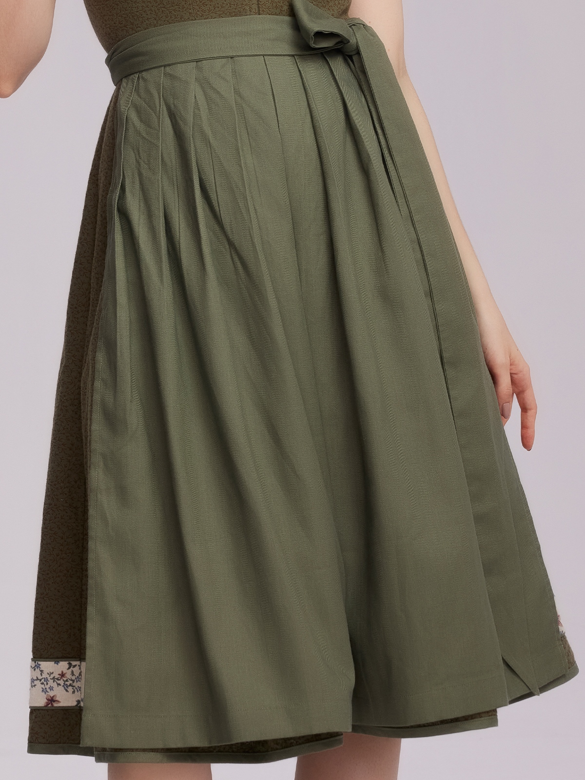 Pinkes Samt Dirndl mit floralen Details