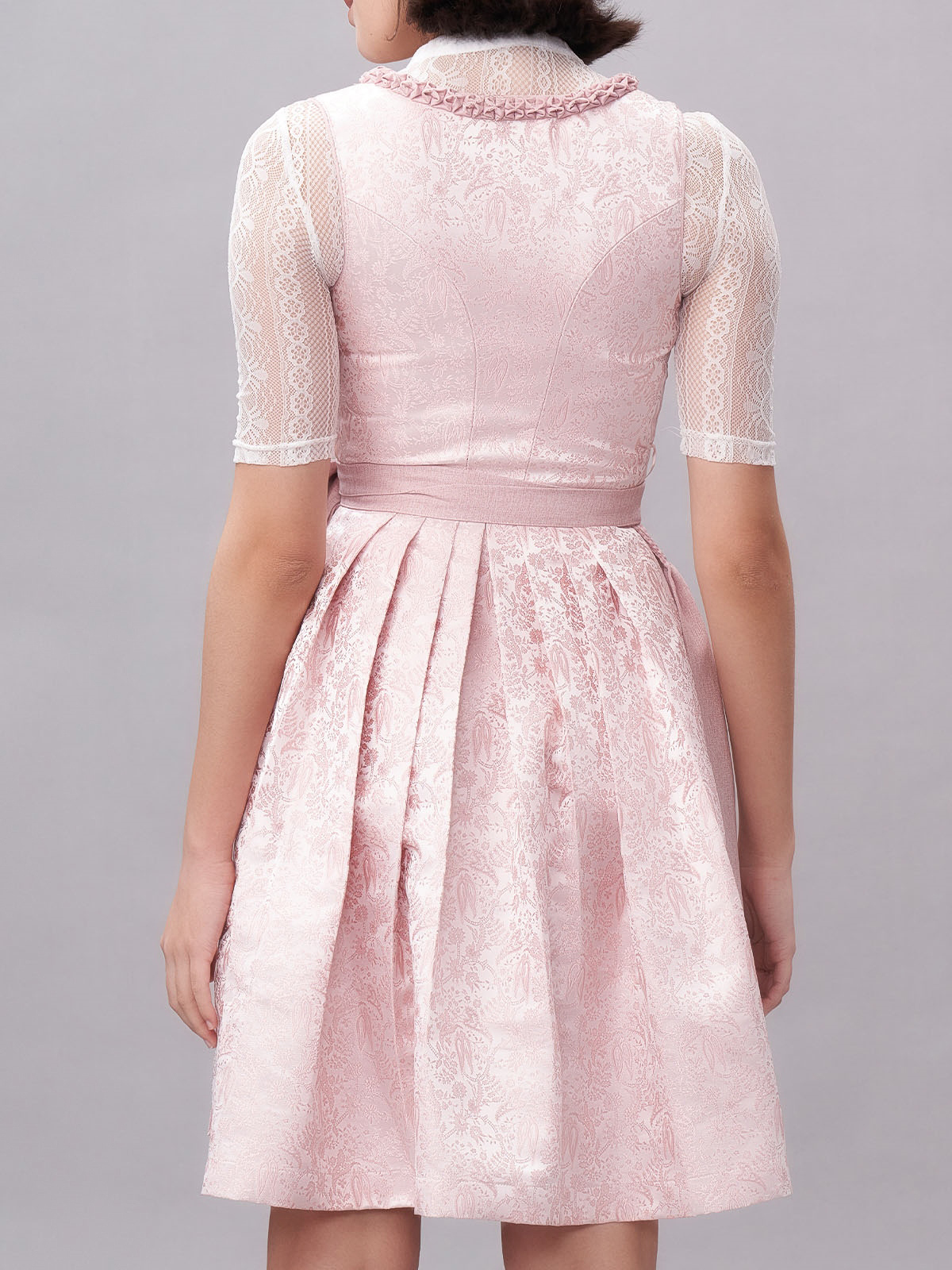 Ein rosa Dirndl mit Herzausschnitt – perfekt für festliche Anlässe