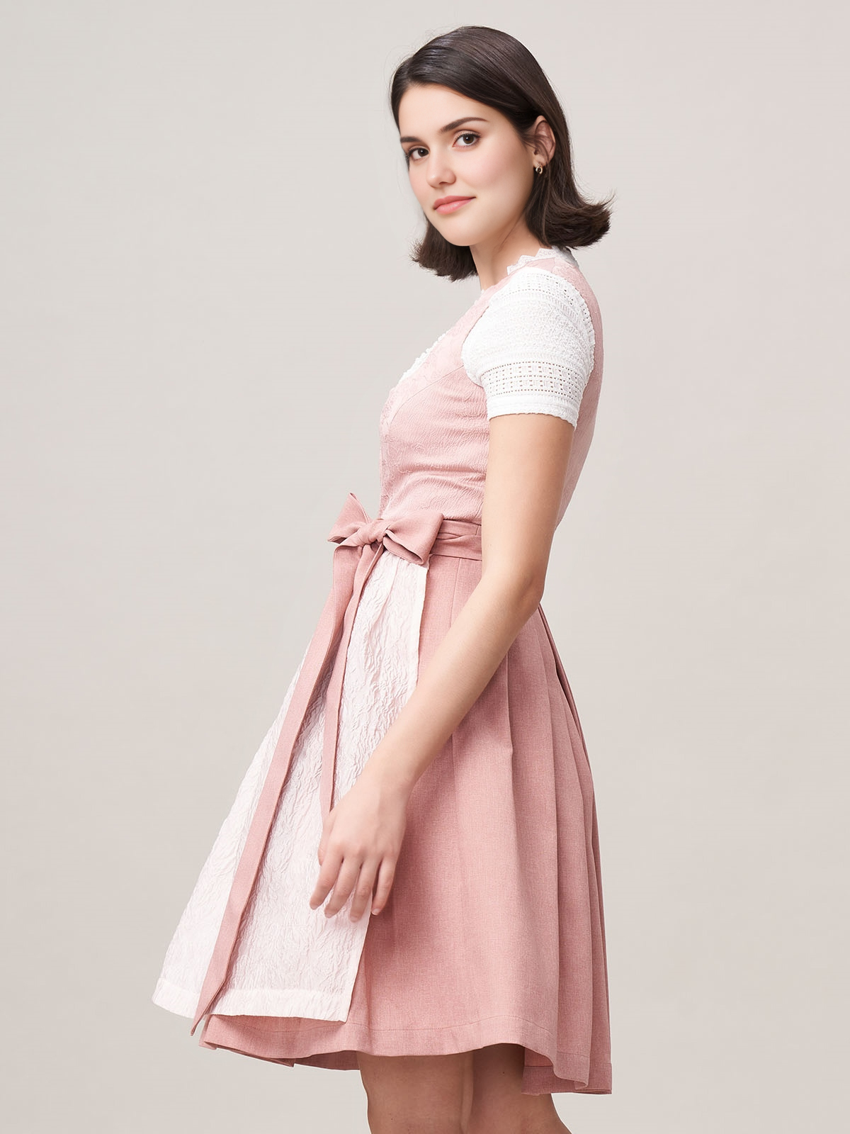 Pinkes Dirndl mit floralen Details