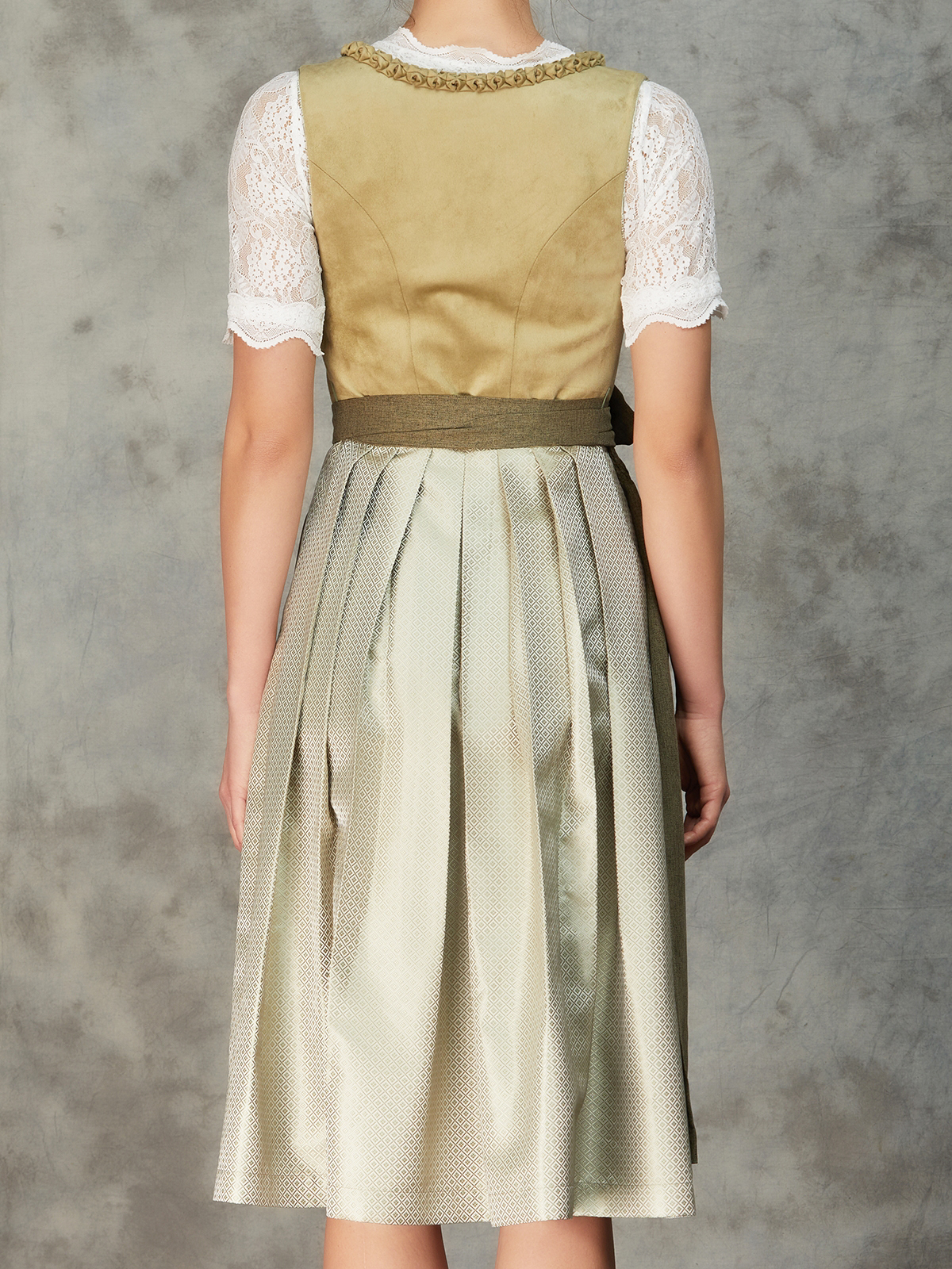 Dunkelgrünes Dirndl mit modernem Schnitt