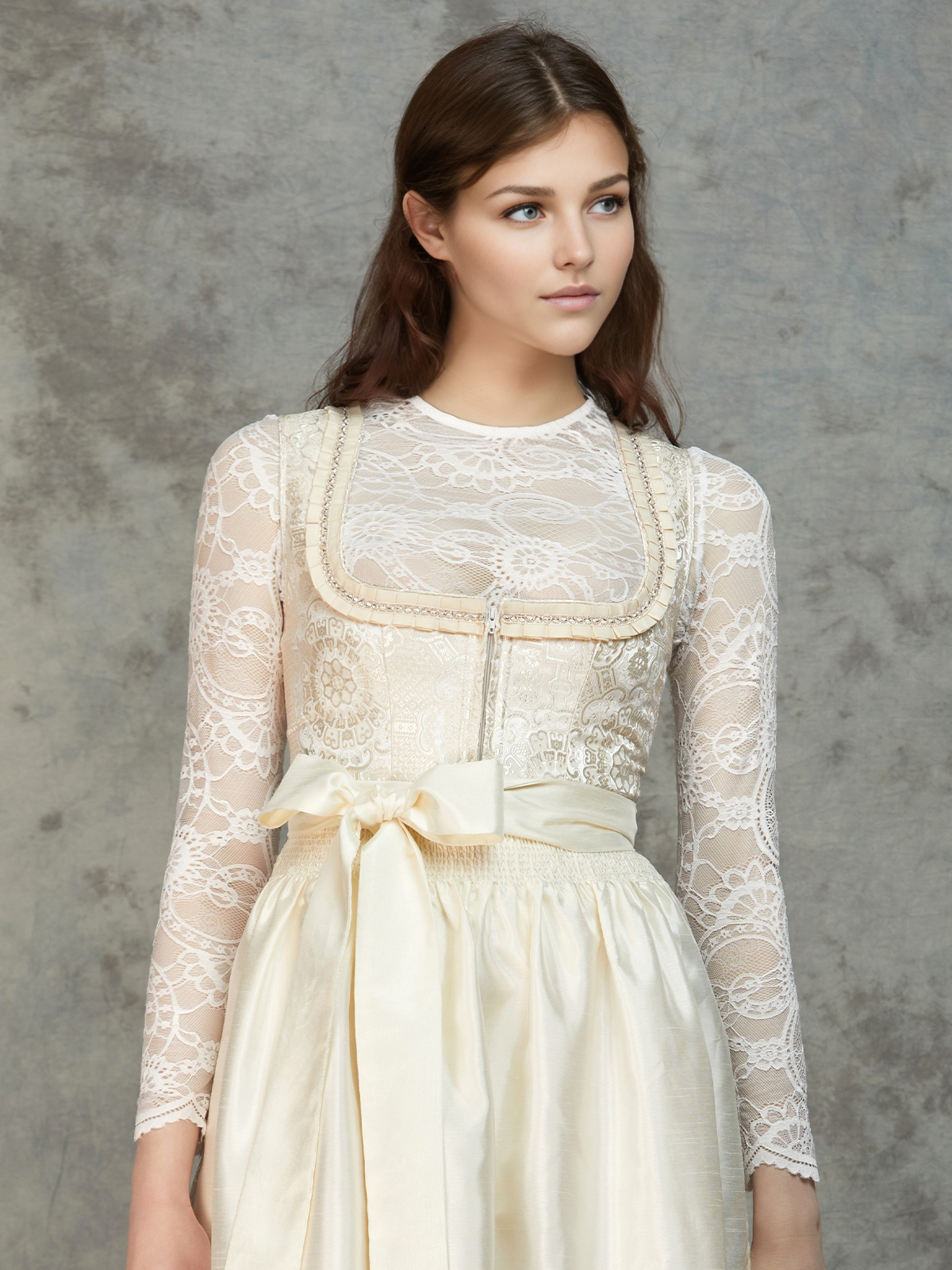 Ein elegantes Dirndl in Dunkelrot mit Samt-Applikationen