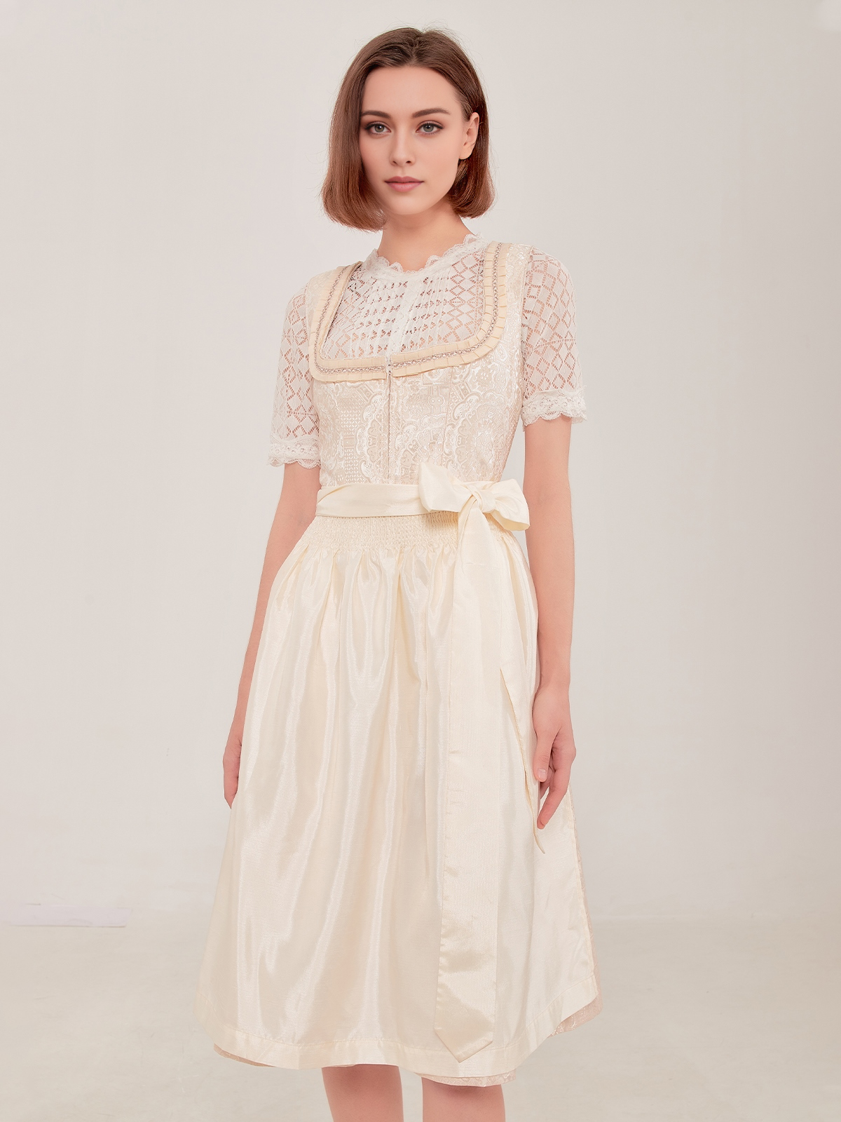 Dirndl in hellblauem Samt