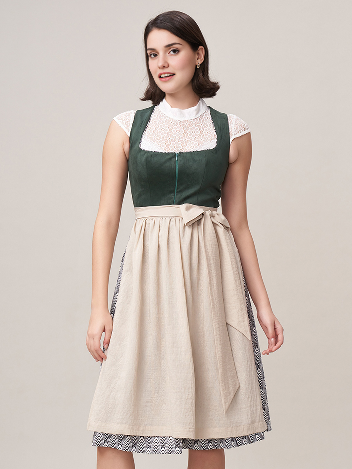 Moderne Dirndlbluse mit V-Ausschnitt