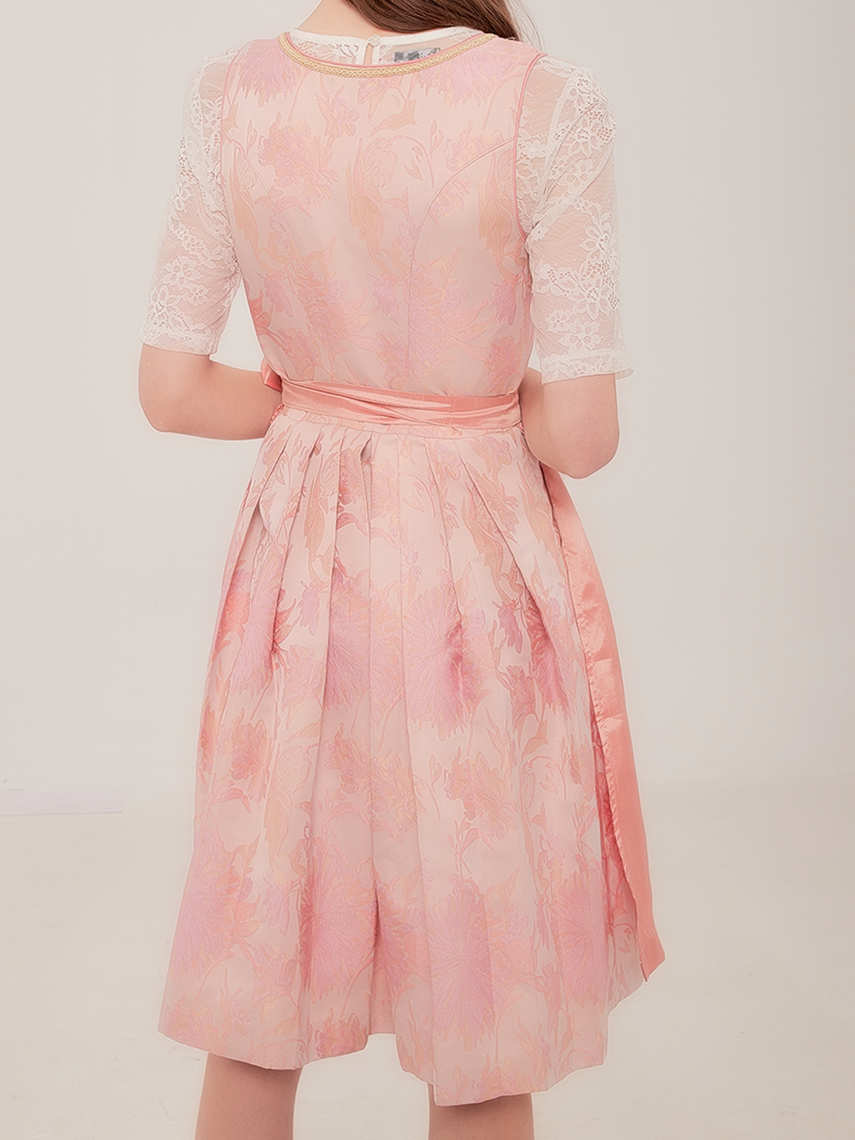Modernes Dirndl in Rosa mit figurbetonter Silhouette