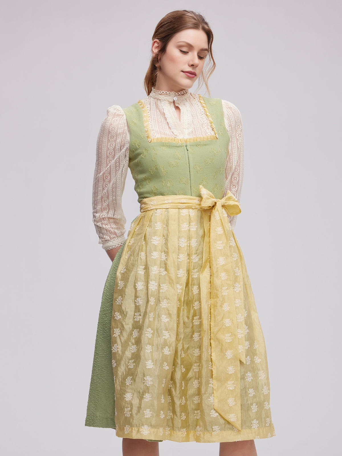 Dirndlbluse Grün – Eleganz und Tradition vereint