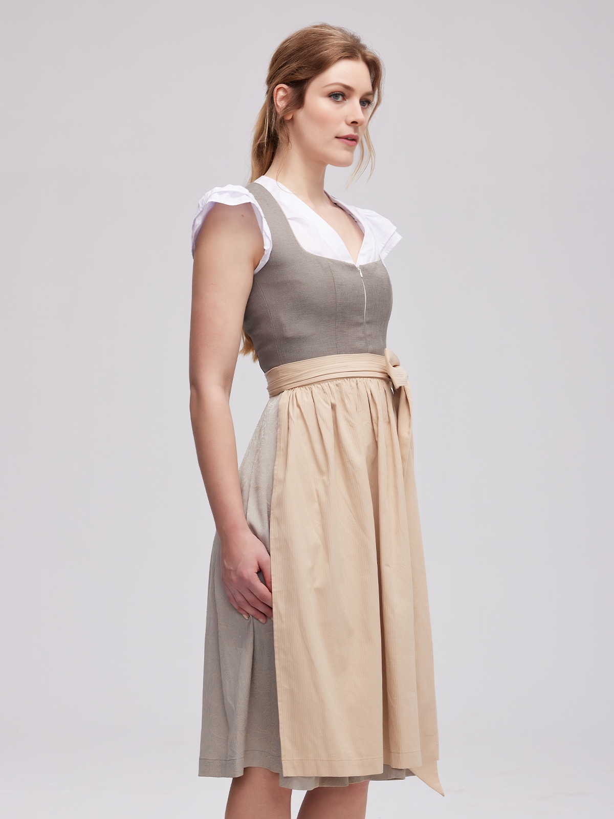 Hochgeschlossene Dirndlbluse in Grau