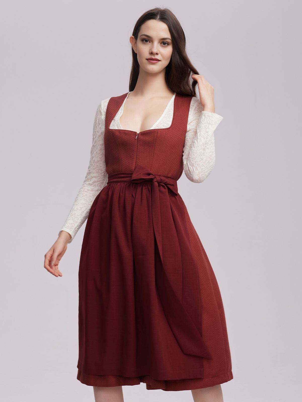 Ein rotes Wildleder Dirndl mit traditioneller Stickerei