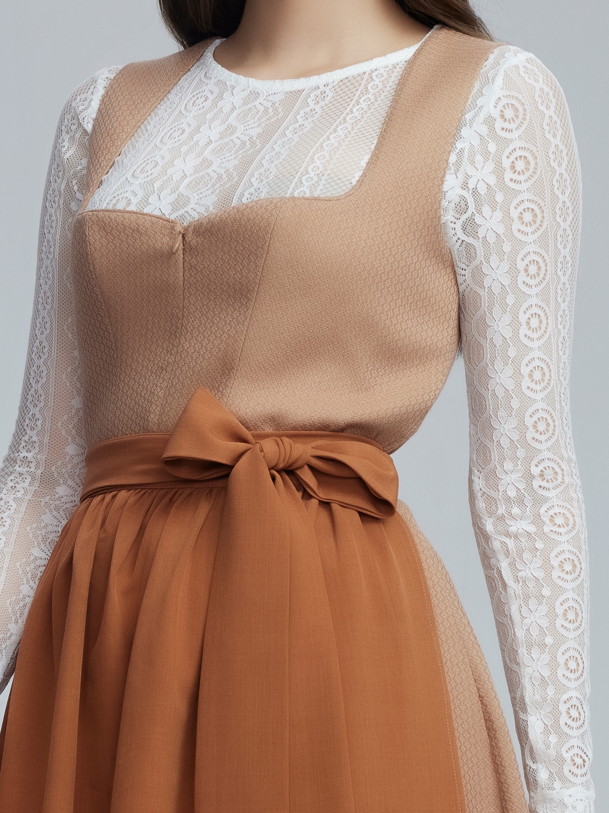 Dirndl mit Herzausschnitt in Braun