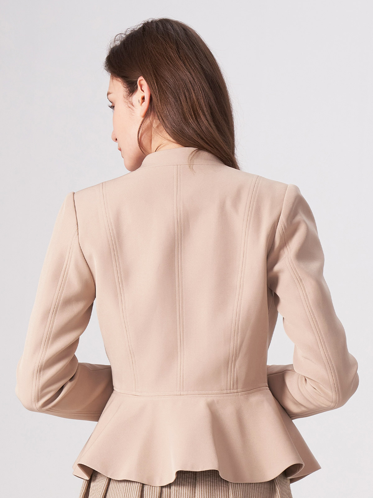 Beige Dirndl mit brauner Jacke