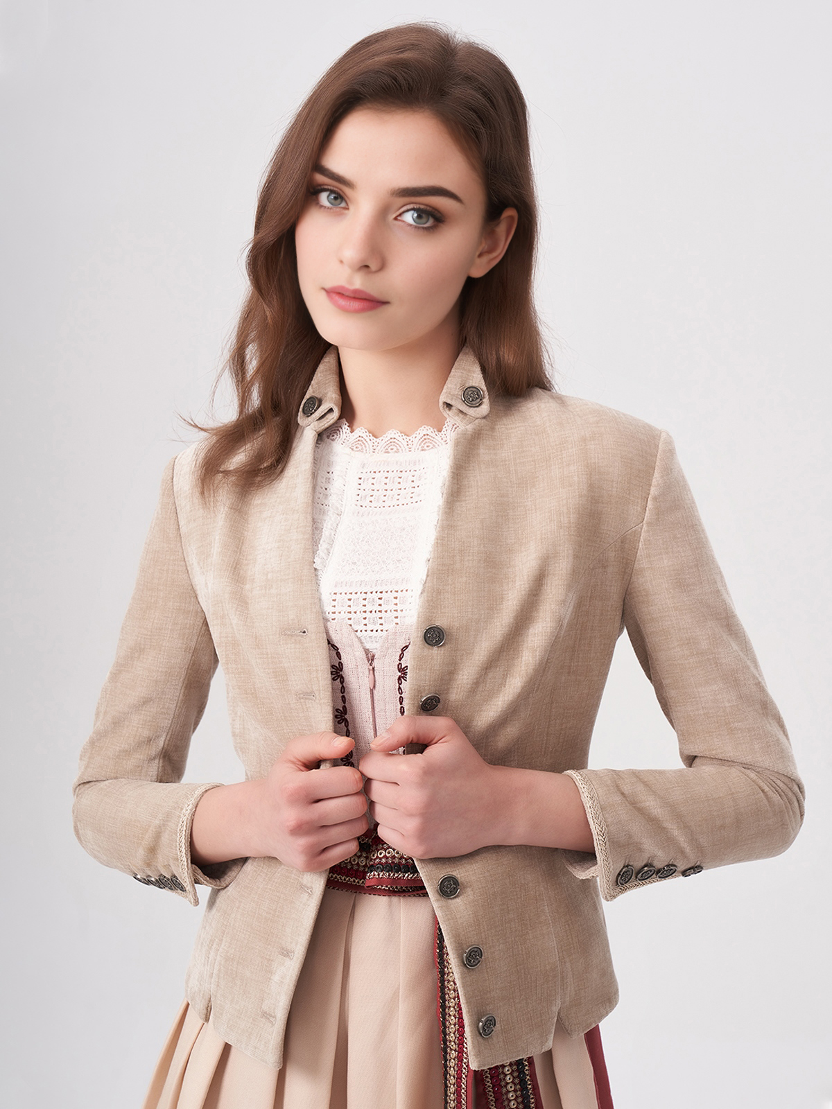 Ein elegantes beiges Dirndl mit feinen Stickereien – perfekt für jeden Anlass
