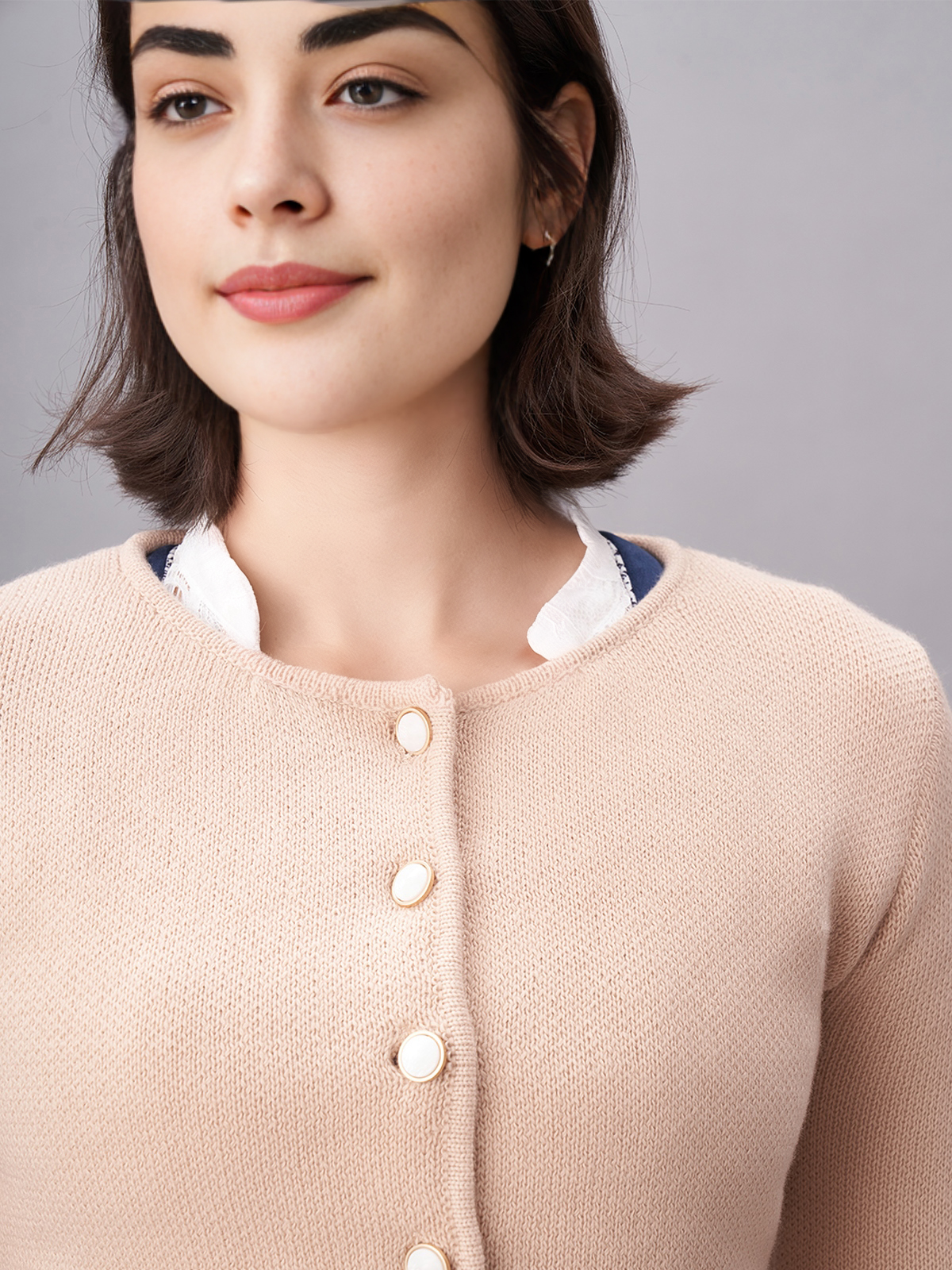 Ein elegantes schwarzes Samt Dirndl mit feinen Stickereien