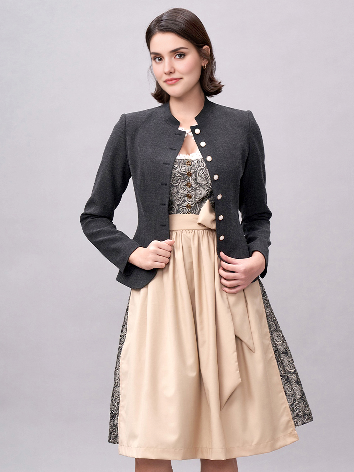 Modernes Dirndl in Schwarz mit innovativem Schnitt