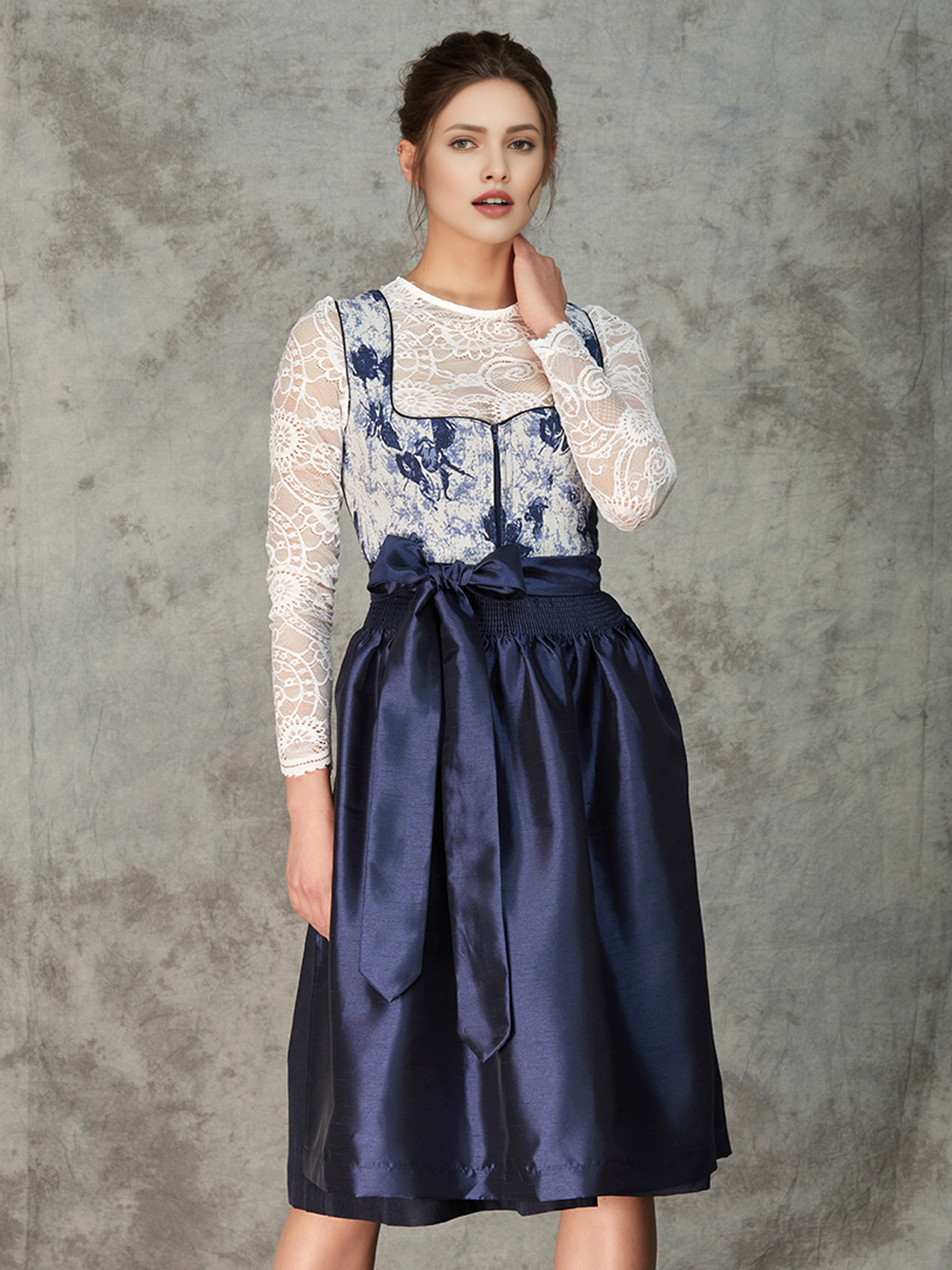 Dirndl mit großem Ausschnitt in Blau