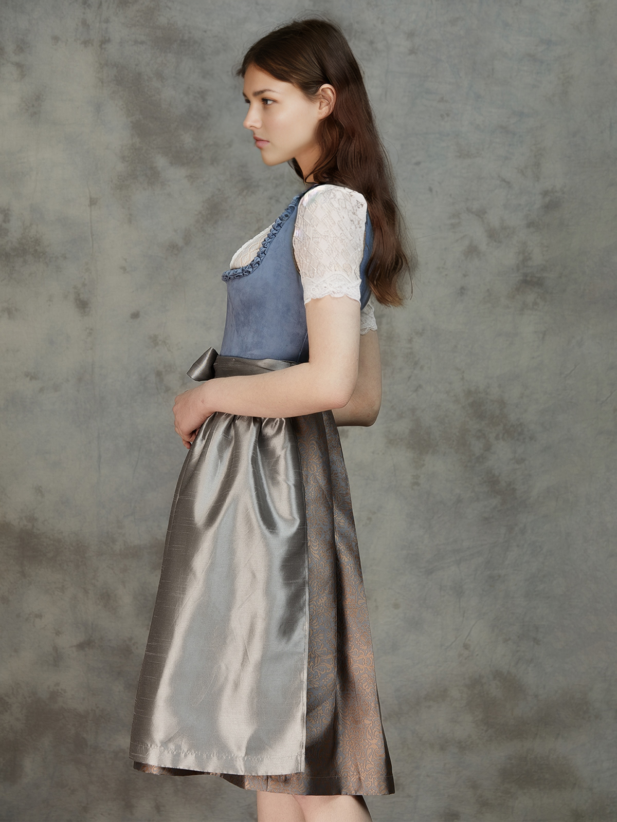 Dirndl Rosa Blau – Eleganz und Tradition vereint