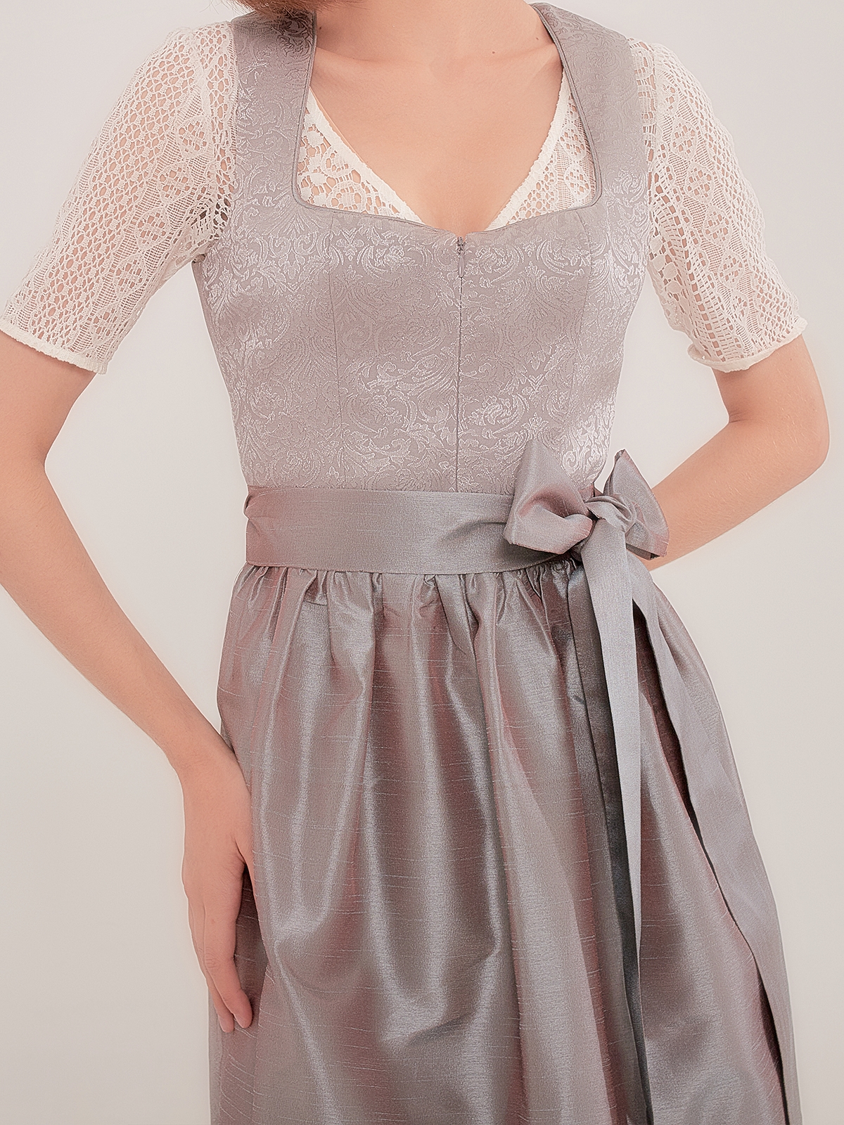 Modernes grünes Dirndl mit floralen Details