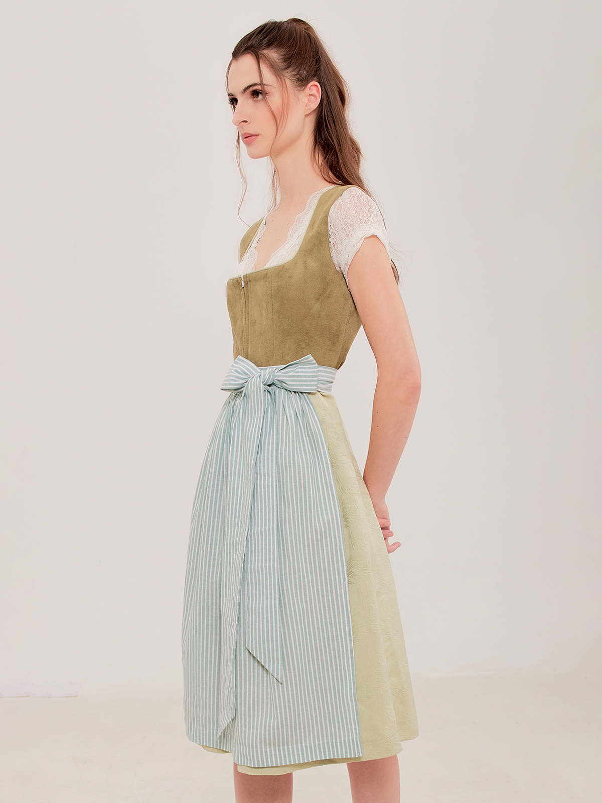 Dirndl in Grün mit floralen Details