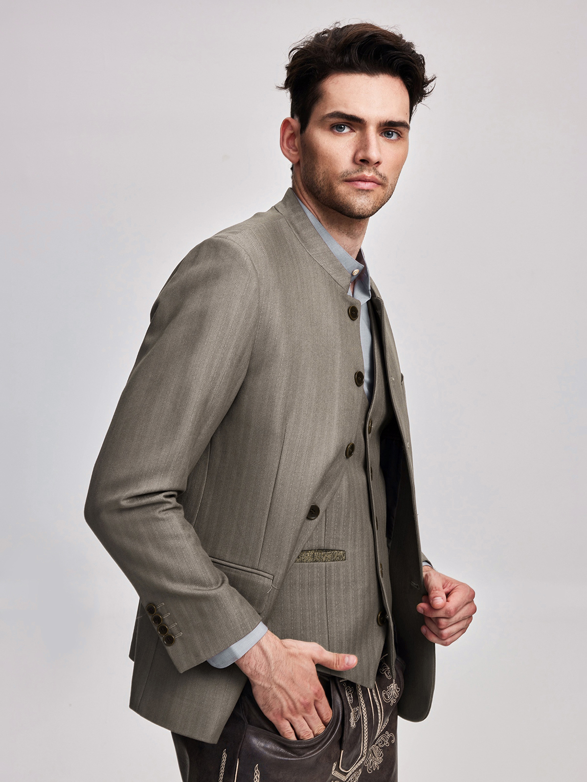 Traditionelles Dirndl im Braunton