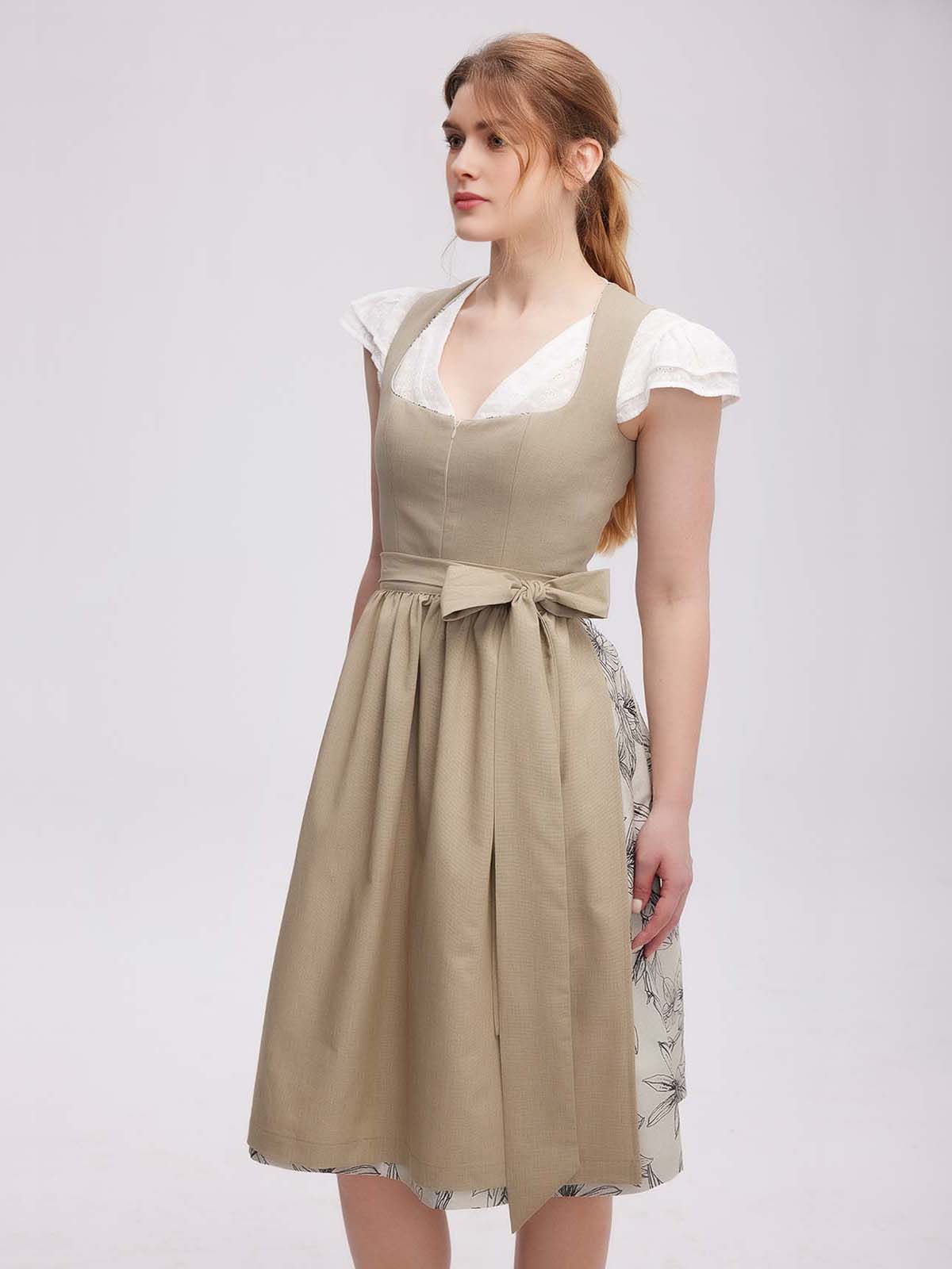 Dirndl in Grün mit dunkelblauer Bluse