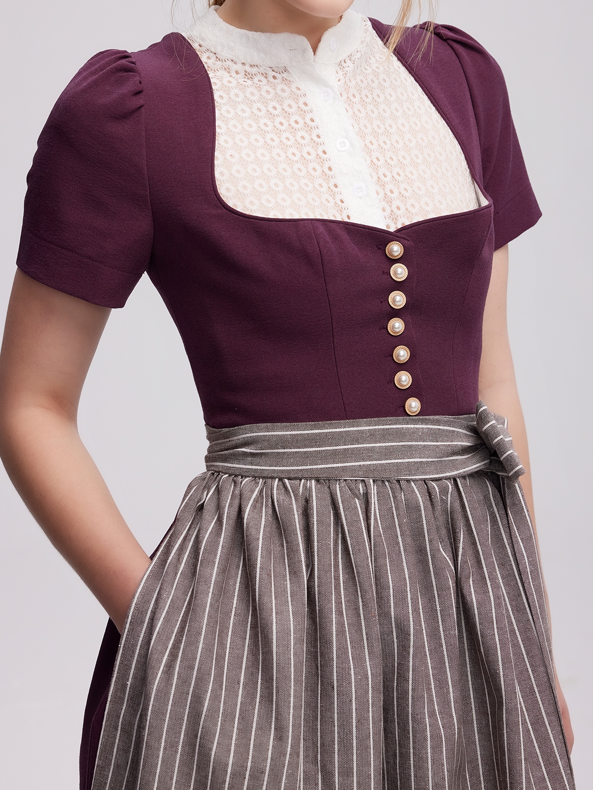 Modernes Dirndl in Lila mit schlankem Schnitt