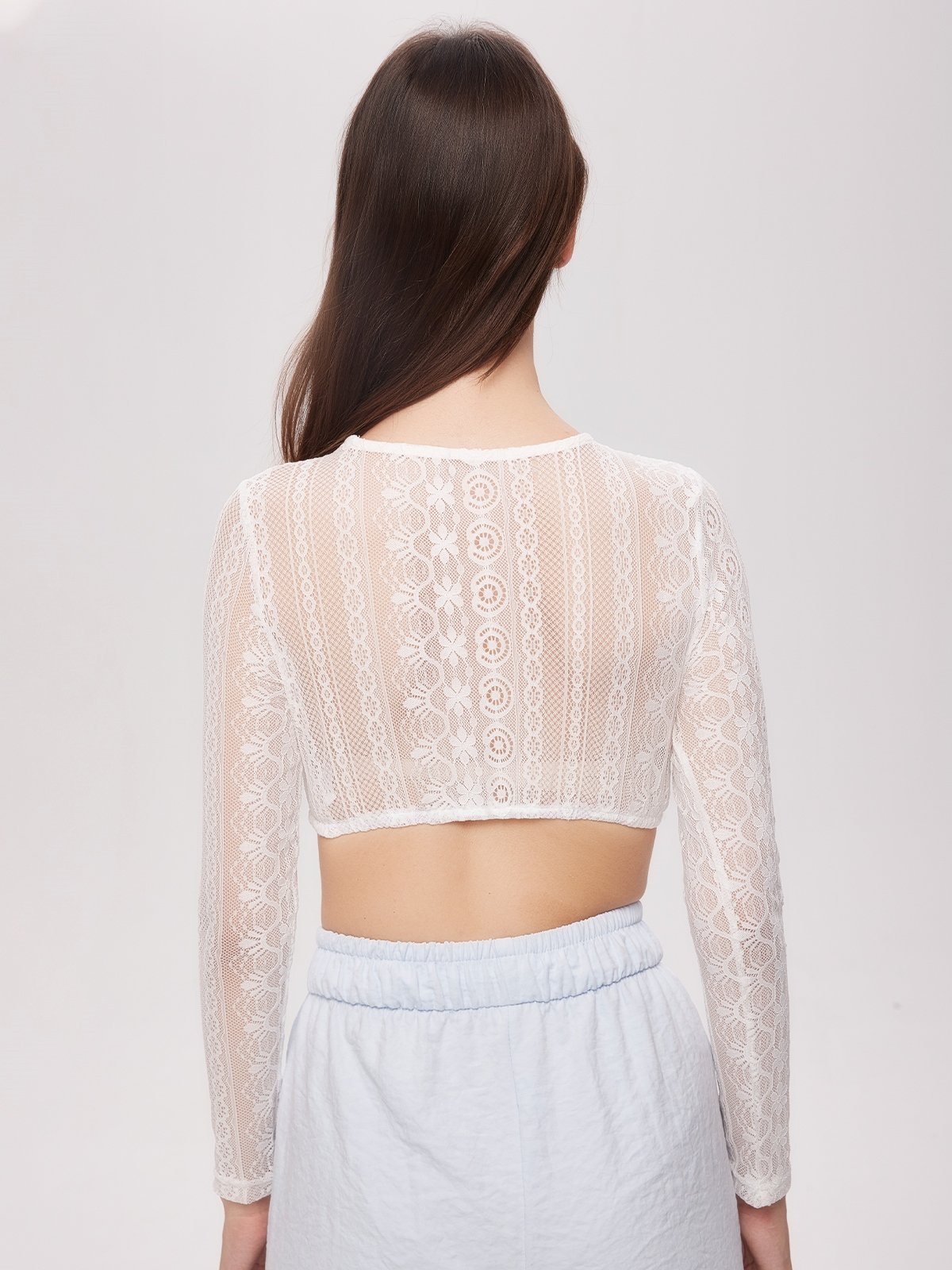 Dirndlbluse in Weiß mit Spitzenapplikationen